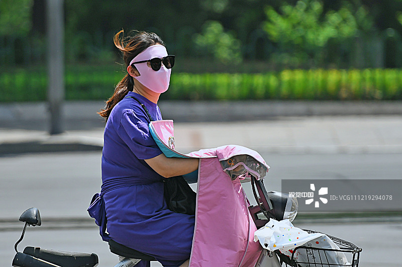 2019年6月3日，济南迎来37°C高温天气，一位市民戴“脸基尼”出行。