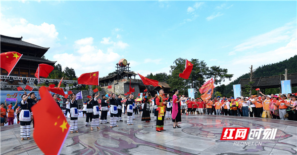 红网时刻娄底7月29日讯（记者 李响炮 通讯员 王美）拔河、快闪、非遗演出、千人晚宴、扎寨露营……，享有“中国森林氧吧”、“湖南省最佳避暑胜地”美称的大熊山国家森林公园，再次成为省内外游客的“网红打卡点”。7月27日至28日，“传奇娄底·秀美新化”2019年大熊山帐篷文化节举行，上千名驴友在这里“安营扎寨”，躺在云端数星星赏月亮，看日出，幕天席地尽享自然和浪漫。（杨暴默/摄）