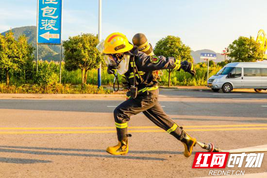 消防员顶烈日、冒酷暑、战高温，成了夕阳下最美的风景