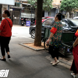 消防安全“小喇叭”喊起来  “红袖章”巡逻队为居民保驾护航