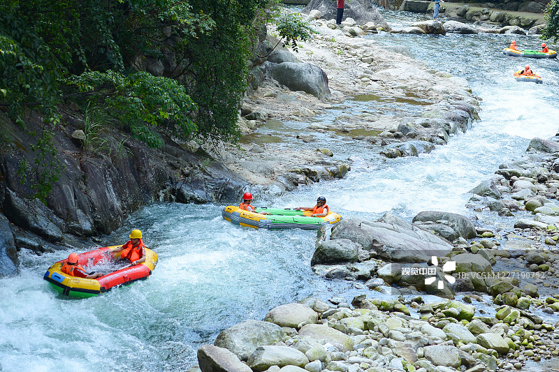 2019年7月28日，游客在湖南永州东安县舜皇山国家森林公园舜江河上漂流。