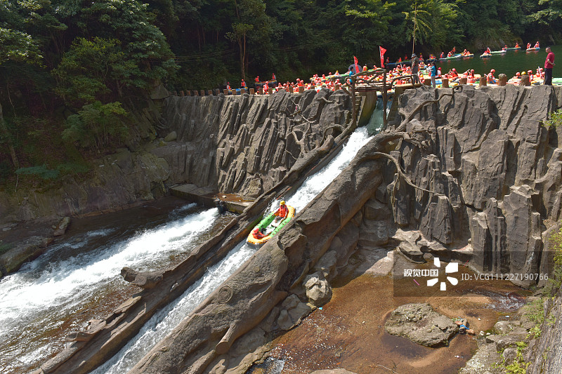2019年7月28日，游客在湖南永州东安县舜皇山国家森林公园舜江河上漂流。