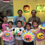 炎炎夏日“小小画家”手绘草帽为环卫工人送清凉