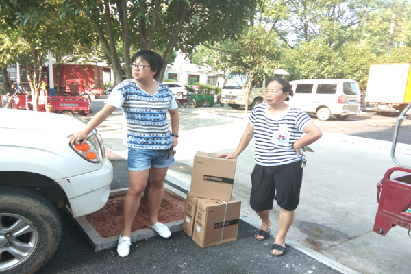 1西湖卫健局江凤兰、李春霞母女俩 正置物候车.jpg 1西湖卫健局江凤兰、李春霞母女俩 正置物候车.jpg