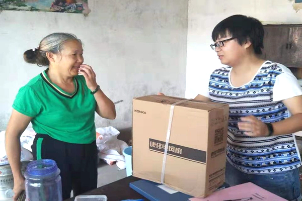 3李春霞在送微心愿物品时与结对帮扶对象亲切交谈.jpg 3李春霞在送微心愿物品时与结对帮扶对象亲切交谈.jpg