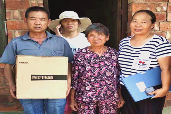 2江凤兰将微心愿物品送到了帮扶贫困对象家中.jpg 2江凤兰将微心愿物品送到了帮扶贫困对象家中.jpg