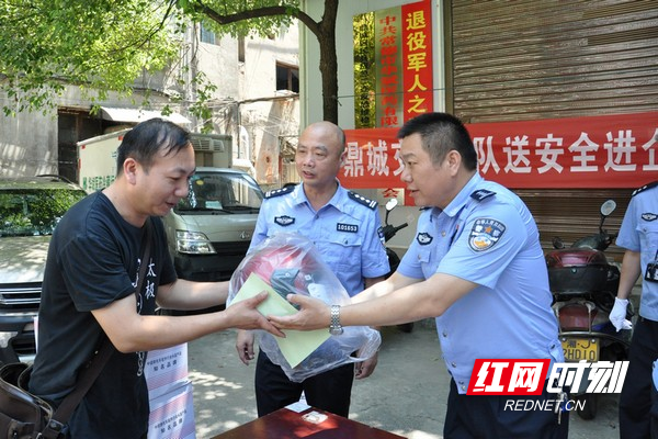 发放安全头盔2.jpg
