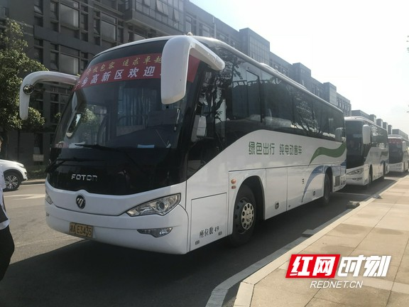 优化营商环境在“路”上 宁乡高新区绿色通勤巴士首发