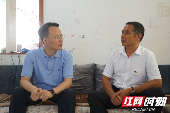 郑小胡走访慰问退伍老兵
