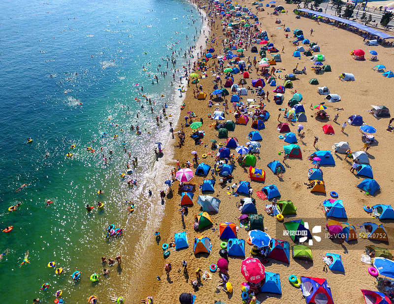 2018年7月22日，大连，众多游客云集到付家庄免费海滨浴场消暑避夏，整个海滩如同“下饺子”。