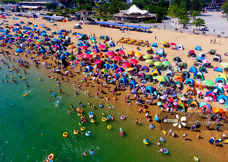 2018年7月22日，大连，众多游客云集到付家庄免费海滨浴场消暑避夏，整个海滩如同“下饺子”。