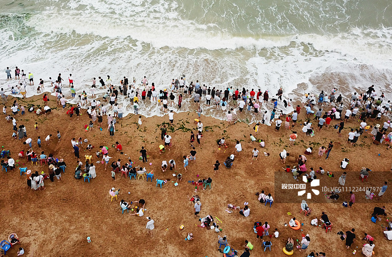 2019年7月7日，江苏连云港，连岛海滨浴场，游客戏水消暑。