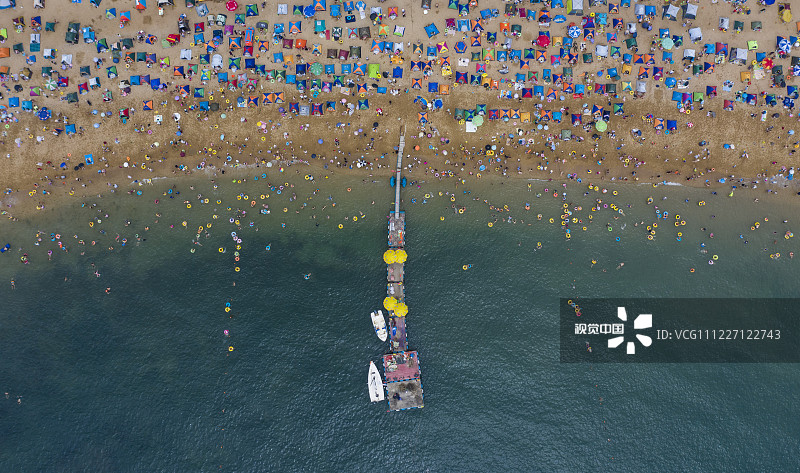 2019年7月27日，辽宁大连付家庄海滨浴场迎来游客高峰，空中俯瞰海滩上帐篷林立，五颜六色场面壮观。