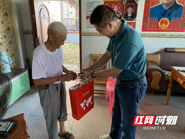 向退役军人黎启元送慰问品.jpg