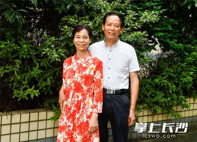 2019年7月，结婚已经37年的张合明和妻子在家门口合影留念。　　长沙晚报全媒体记者 余劭劼 摄