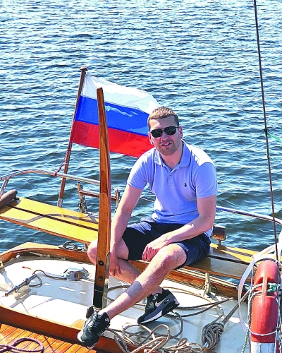 夏天，俄罗斯人“宅”在家中享受清凉