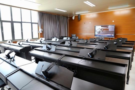 西宁果洛中学电子钢琴音乐教室.jpg