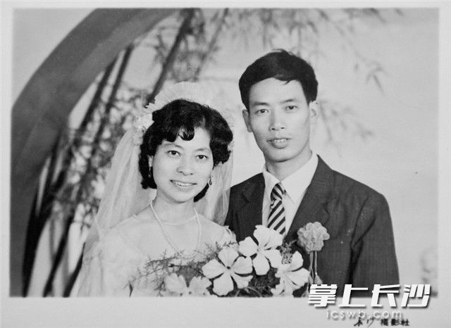 1982年，张合明和妻子结婚时，在长沙凯旋门拍摄了时髦的婚纱照。　　长沙晚报全媒体记者 余劭劼 翻拍