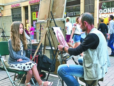 夏天，俄罗斯人“宅”在家中享受清凉