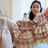 女孩“养”了30个娃娃 为其手工制作各式衣裳