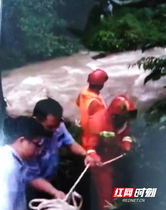 【警视窗】重庆游客景区被困 民警借助绳索搭起生命桥梁