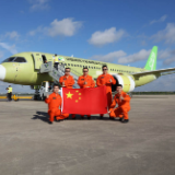 祝贺！C919大型客机104架机完成首次试验飞行
