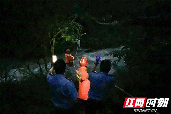 暴雨来袭2名游客被困 张家界消防民警紧急救援