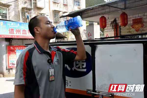 高温下的坚守|快递员：热浪下奔忙的“飞毛腿”
