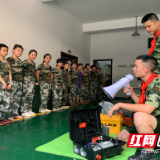 庆祝八一建军节 少年“小武警”致敬烈火英雄