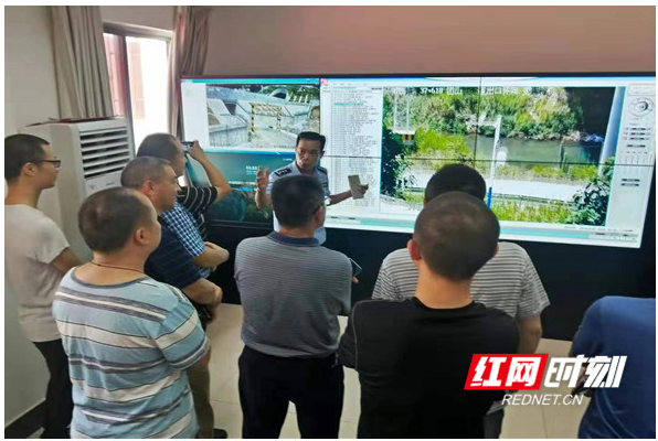 常德考察团一行来洪江市安江东站管内考察高铁护路联防工作