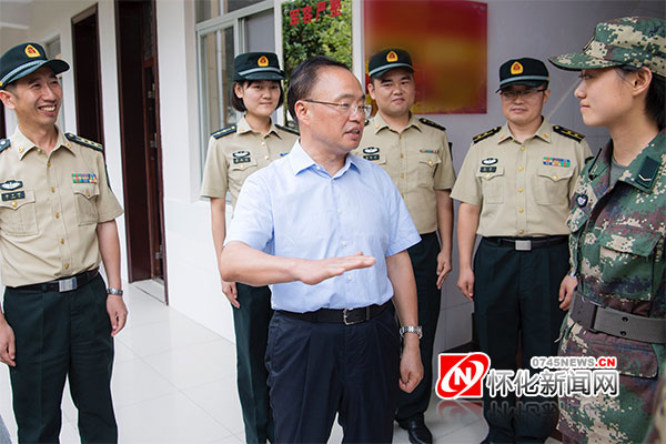 彭国甫雷绍业等分别走访慰问驻怀部队官兵