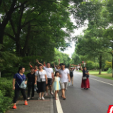 环保出行念好“绿色经” 党员徒步打好“红色牌”