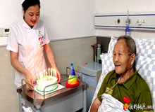 桃源县人民医院医护人员为抗美援朝老兵庆祝节日