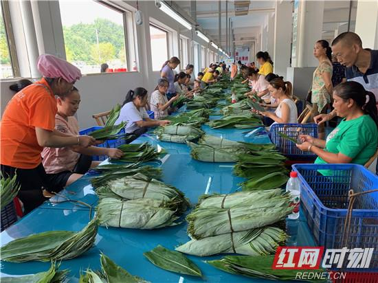 桑植县桑瑞家园扶贫工厂开工：楼上居住 楼下就业