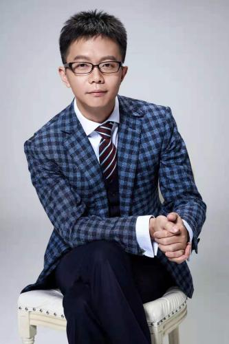 作家江南。受访者供图 点击进入下一页