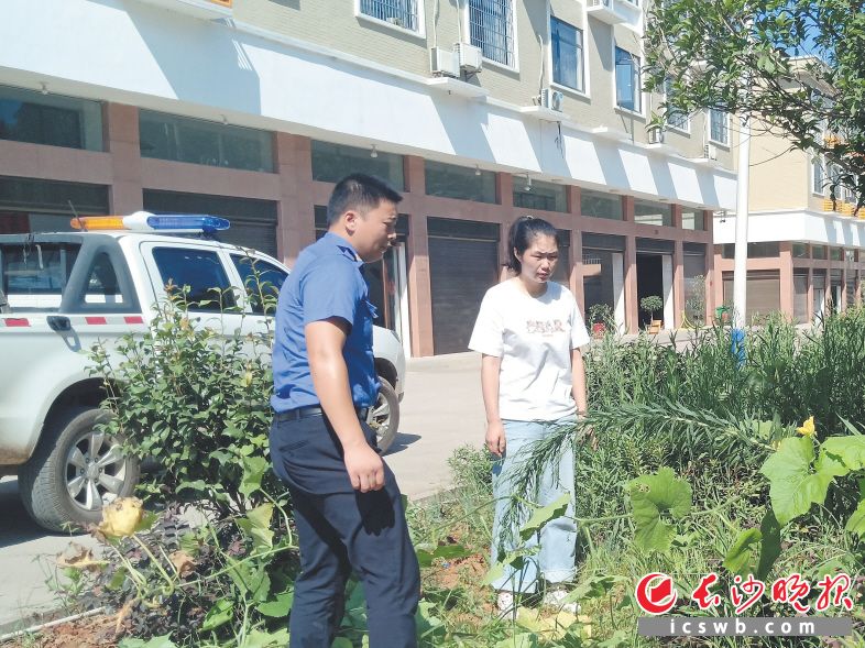 　　图为李迎（女）与宁乡市城管局菁华铺中队城管队员一起整治市容市貌。 　　受访者供图