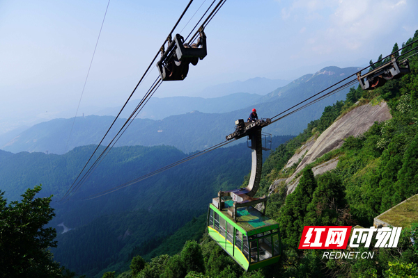 员 邓前程 记者 石珊)8月6日上午,南岳索道安全技术部工作人员康宝才