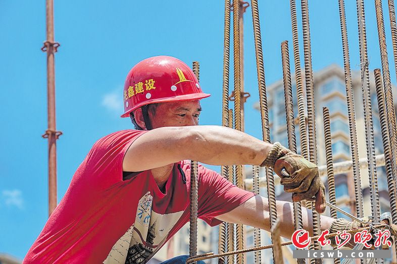 　　刘长春每天过手的钢筋超过2000根，为确保建筑质量，每处钢筋结点他都会仔细固定。