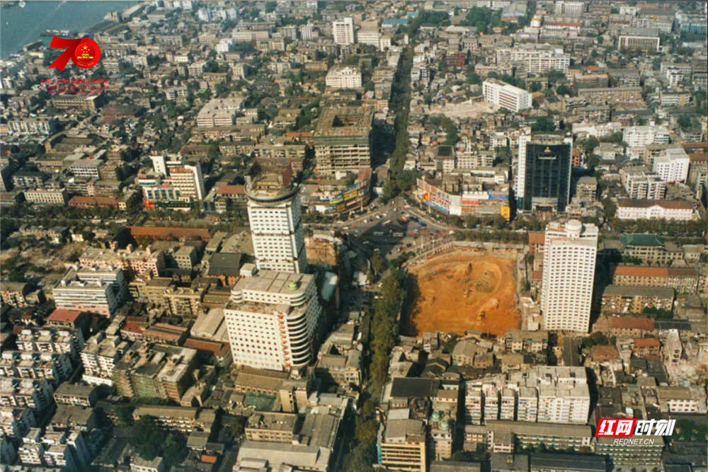 7-1996年拆掉地下商场兴建立交桥和市民广场时的基建现场.jpg