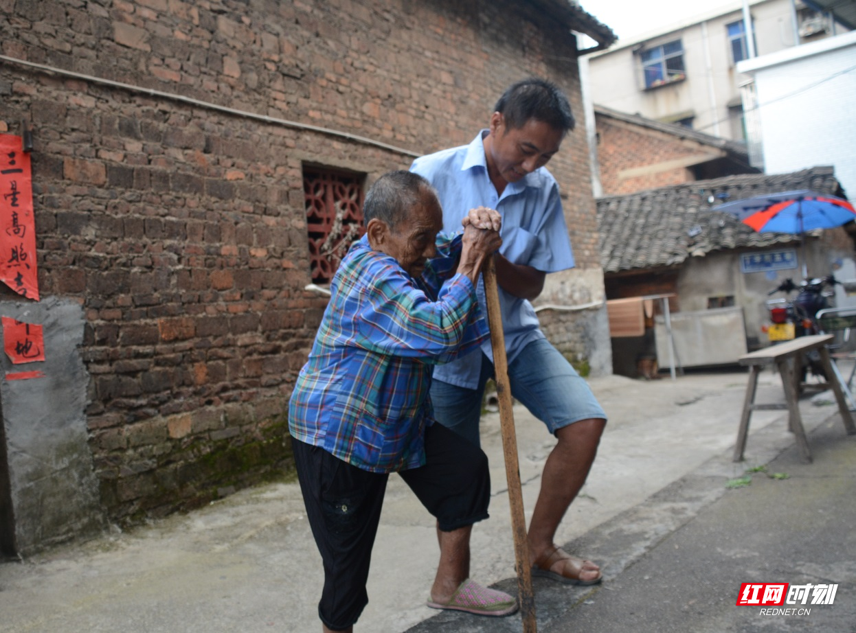 孙子刘炳长搀扶奶奶上台阶.jpg 孙子刘炳长搀扶奶奶上台阶.jpg