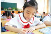 义务教育有保障 确保贫困家庭适龄学生不失学辍学