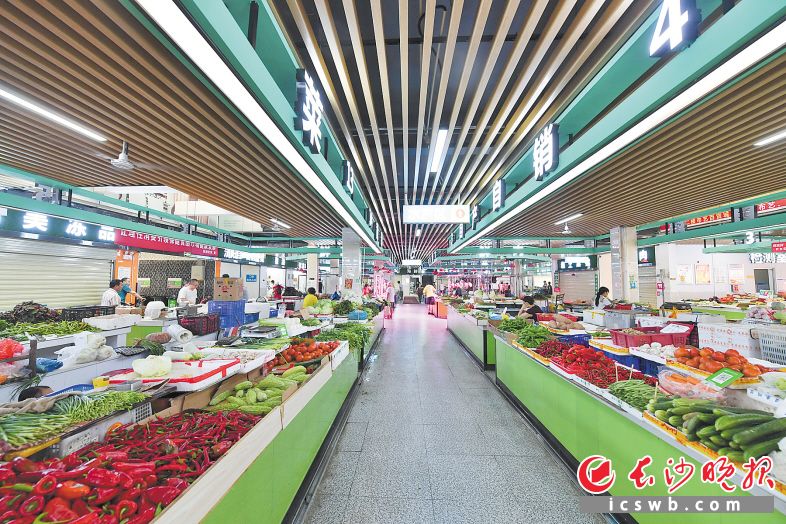 　　提质改造后的下碧湘街生鲜市场焕然一新。 长沙晚报全媒体记者 王志伟 摄