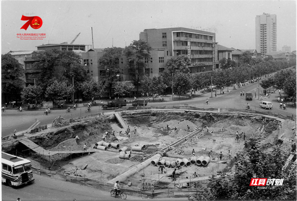 6.1986年拆掉中心花坛兴建地下商场(余彭年赞助)时的基建现场.jpg