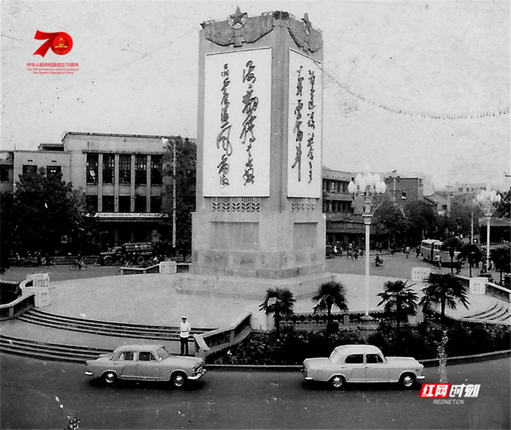 4.上世纪70年代时的五一广场,背景为西南角的湘绣大楼.jpg