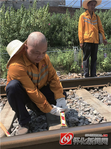 中国铁路广州局集团有限公司怀化工务段怀西线路车间的工作人员正在进行日常出巡（本报记者罗艺瑶摄） 