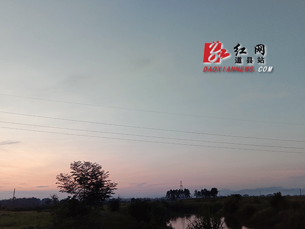 8月6日傍晚，在道县荷叶塘田野的上空，出现绚丽晚霞，美不胜收，分外迷人。