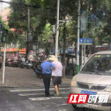 桃江:扶老人过马路的城管队员找到了!