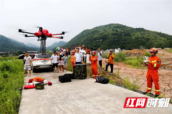 张家界：河水暴涨两人被困孤岛 慈利消防群众携手救援