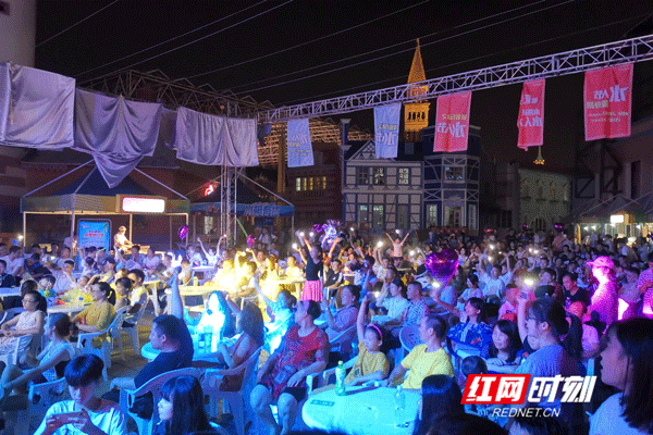七夕告白晚会上，游客们用手机灯光跟随音乐舞动。