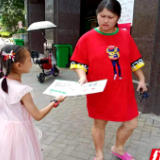 小小志愿者在行动 暑期实践与垃圾分类“牵手同行”